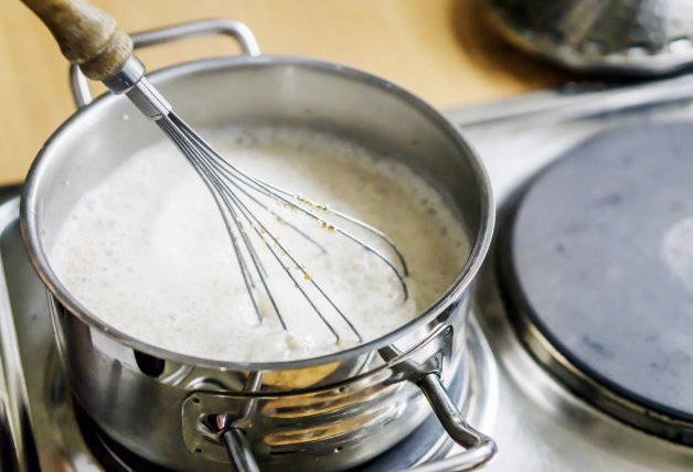 Infusionar la leche le dará un toque único a tus torrijas.