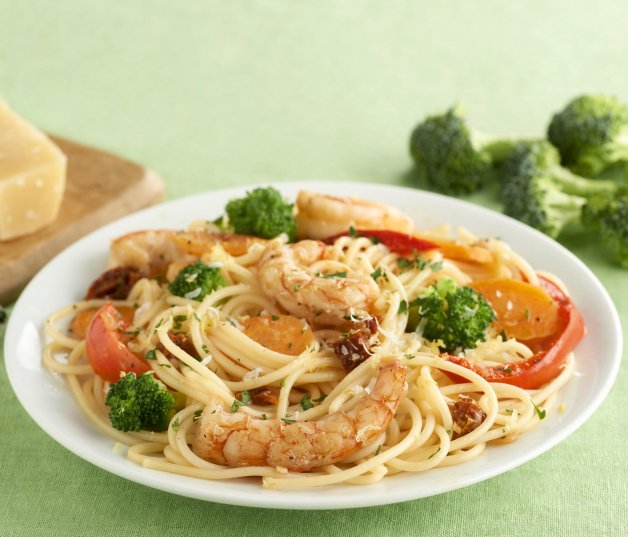Espaguetis con brócoli y gambas