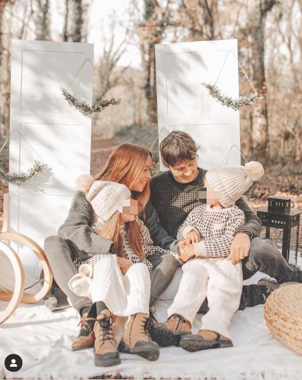 Beth y su marido posando con sus hijos, Lia y Kai.