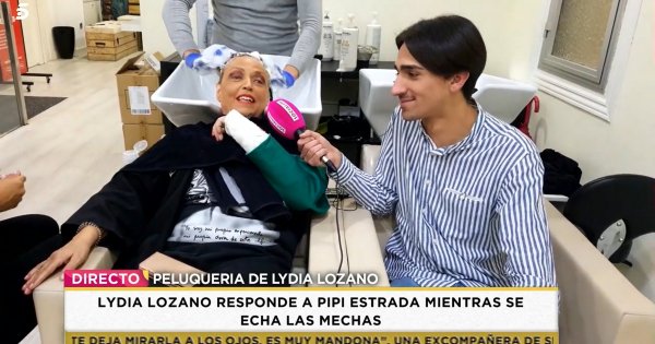 Lydia Lozano ha reaparecido en su peluquería tras su aparatoso accidente.