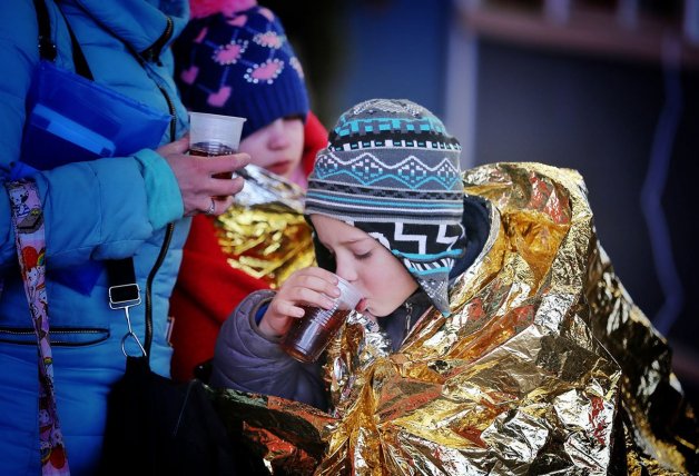Un niño ucraniano refugiado se protege con una manta.