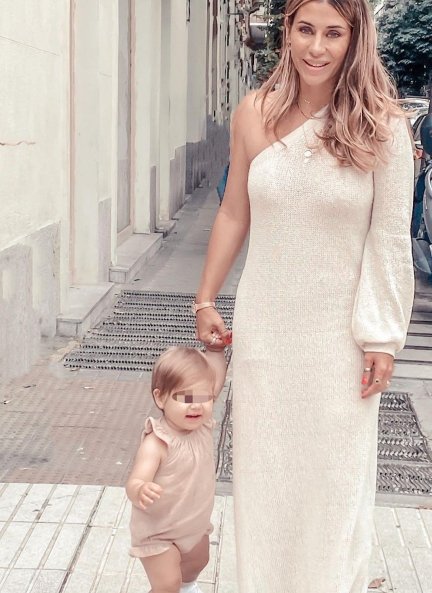 Elena Tablada camina junto a su hija Camila (Instagram: @hellentablada)