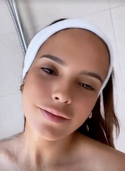 Gloria Camila posa mientras se da una ducha reconfortante