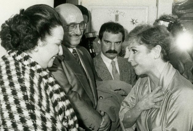 Montserrat Caballé fue una de sus amigas más queridas. Aquí la soprano saluda a Lina Morgan bajo la mirada del periodista.