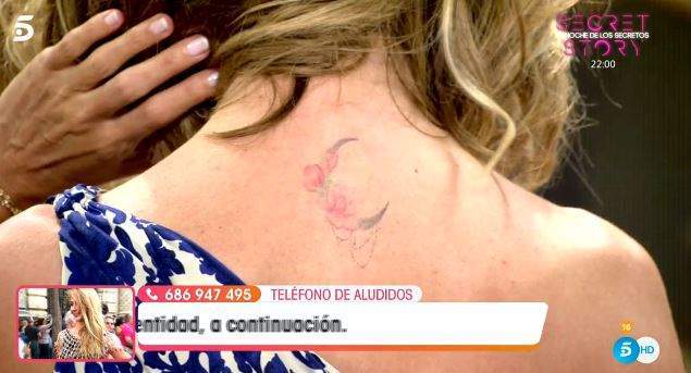 Emma García muestra a cámara el tatuaje dedicado a su abuela.