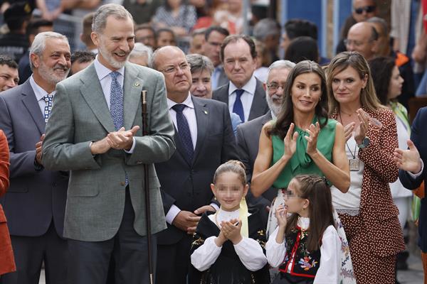 Los Reyes, vitoreados en su última visita oficial.