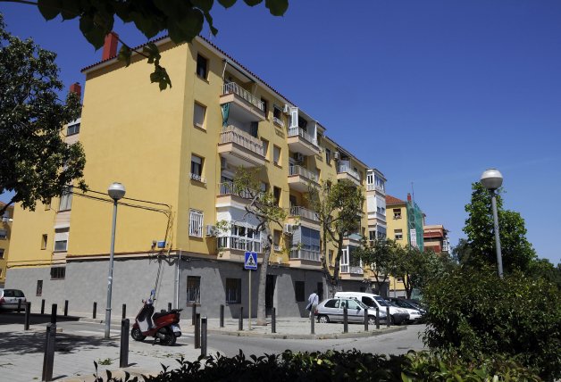 El edificio de pisos donde residen los padres del comunicador, en Sant Ildefons.