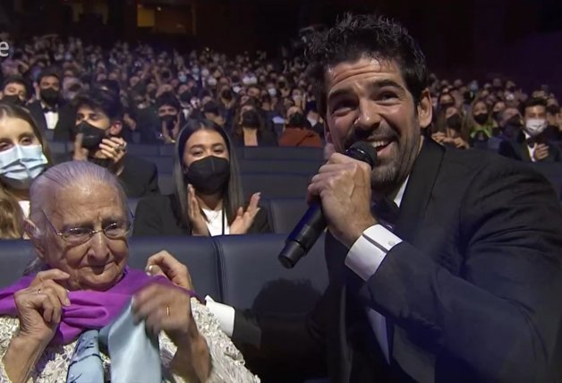 Miguel Ángel Muñoz y su Tata se han emocionado muchísimo al recibir el premio.