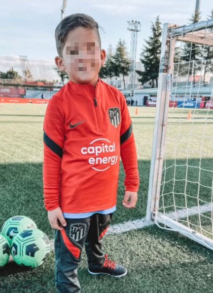 Antonio, el hijo pequeño de Tamara Gorro y Ezequiel Garay, ha posado muy feliz antes de entrenar.