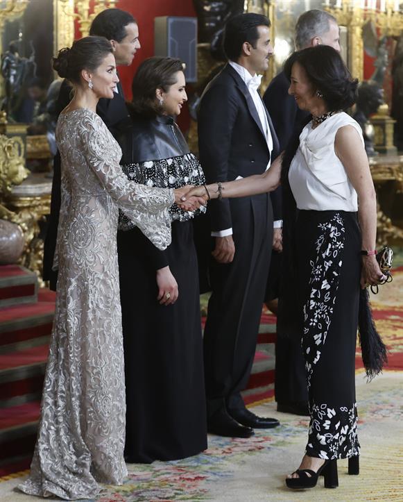 La Reina, en el besamanos de la cena de gala con comentado vestido.