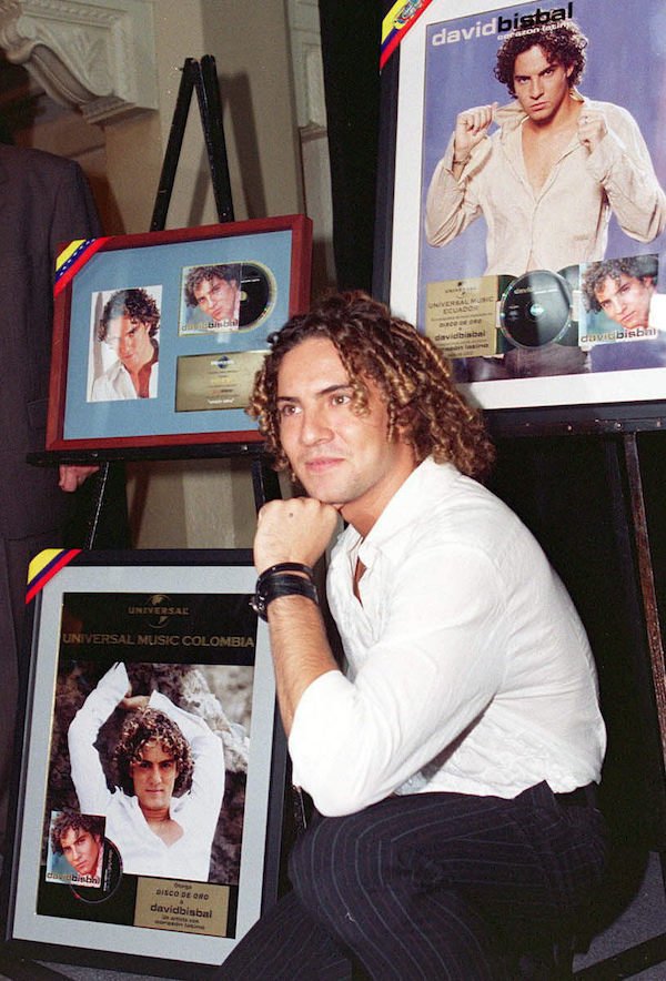 El cantante celebrando sus discos de oro en 2003.