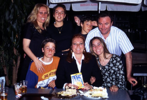 Foto de familia, en la que también aparecen Rocío Jurado y su hija, Rociíto.
