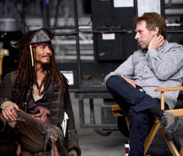 Johnny Depp, vestido de Jack Sparrow, junto al productor de la saga, Jerry Bruckheimer. 