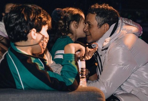 Alejandro Sanz junto a Dylan y a Alma, dos de sus cuatro hijos.