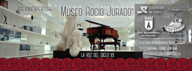 Cartel que anuncia la próxima apertura del Museo Rocío Jurado en Chipiona.