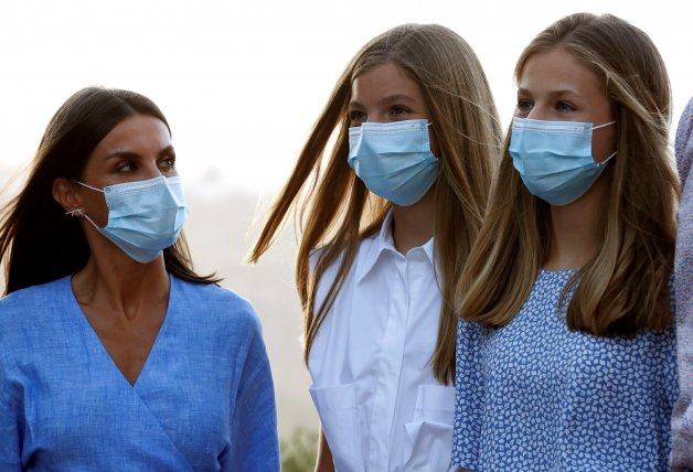 Reina Letizia junto a sus dos hijas, Leonor y Sofía, durante sus vacaciones estivales en Mallorca, isla a la que no tienen previsto viajar en los próximos días. 