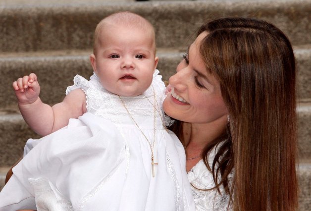 19/09/07.- La Princesa de Asturias, con su segunda hija, la Infanta Sofía, tras presentarla con Don Felipe ante la Virgen de Atocha para pedir su protección y cumplir con una tradición de la Familia Real, que se remonta a varios siglos atrás.