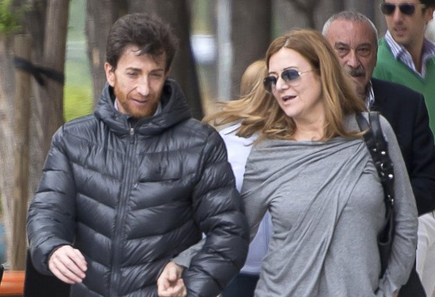 Pablo Motos y Laura Llopis paseando juntos por las calles de Madrid.