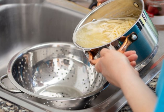 Vigila la pasta durante la cocción. ¡Solo te llevará unos minutos!