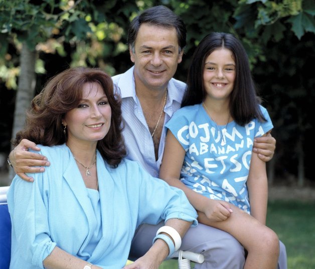 Cuando pasaba tiempo con sus padres, la sonrisa de la pequeña brillaba más que nunca.