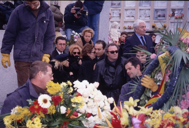 La joven, con Fidel, su madre, Ortega Cano y Amador, en el funeral por su padre, en enero del 2001. 