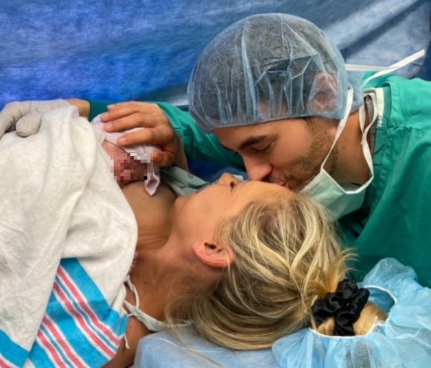 La pareja, segundos después de tener a Mary entre sus brazos.