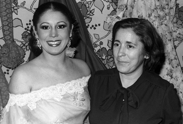 En el año 1978, Doña Ana junto a la tonadillera antes de un espectáculo en el Teatro de la Comedia de Madrid.