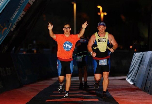 Chris con su entrenador, atleta con 16 triatlones a sus espaldas.