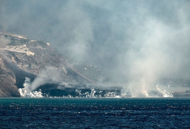 Aumento de la superficie de la isla: la lava ha formado una plataforma sobre el mar.