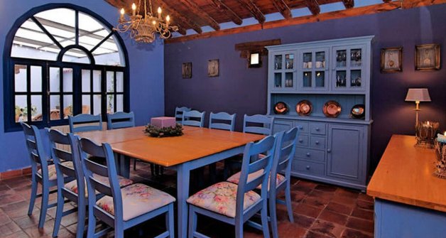 La zona del comedor y el salón tienen un aire rústico con los colores favoritos de Lucía.
