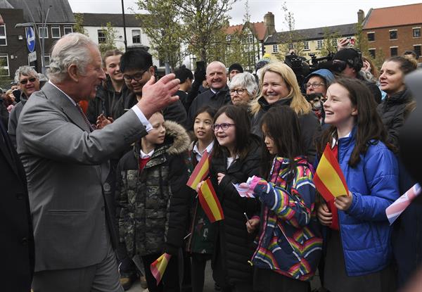 El heredero de la corona británica preocupa por el aspecto de sus manos.