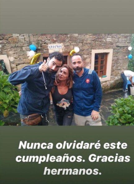 María Patiño con sus hermanos, Antonio y Carlos, a los que quiere con locura.