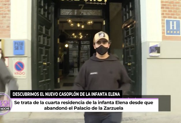 Jorge Bárcenas saliendo del edificio donde vive Elena.