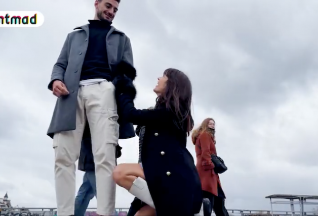 Estela Grande hinca la rodilla en las calles de París.