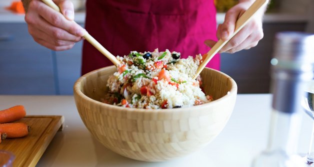 Elimina los residuos tóxicos antes de cocinarla y consumirla.