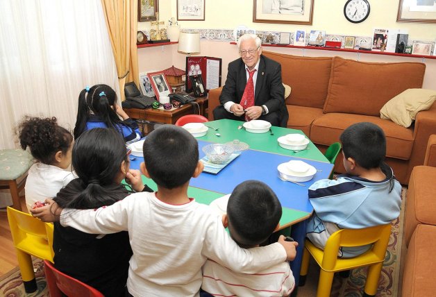 Aunque conoce a gente muy importante, quienes más cuentan para él son los niños.