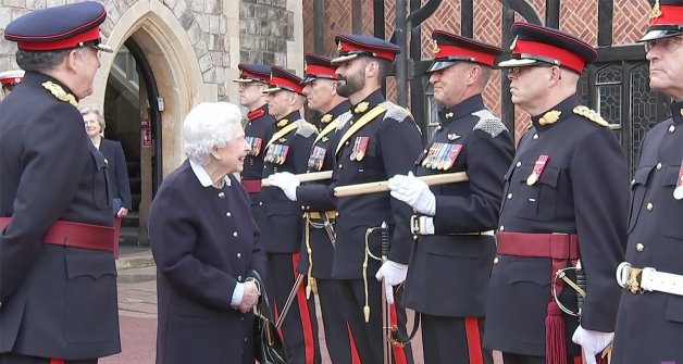 La reina y el oficial. Hace poco, conversando con un oficial, al saber que llevaba 27 años de servicio, bromeó con él diciendo con picardía: "Se nota". Al resto de oficiales, inevitablemente, se les escapó una sonrisa.