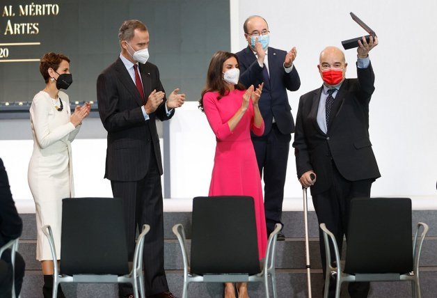 Los Reyes, aplaudiendo a Antonio Resines, muy feliz con su premio. 