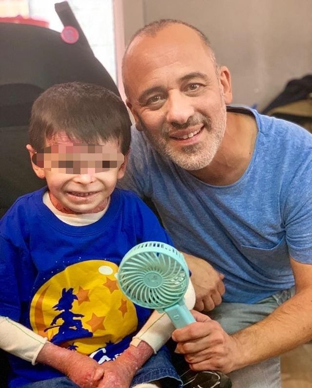 Javier Gutiérrez junto a Leo, un niño afectado por la enfermedad de la Piel de Mariposa.