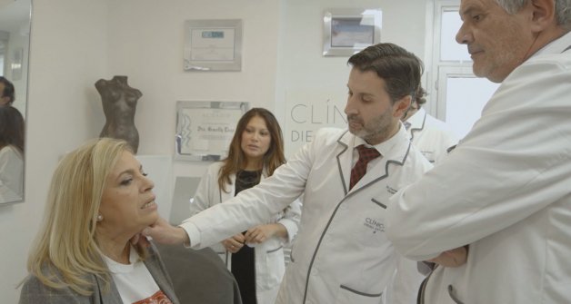 Carmen Borrego, en una revisión médica antes de operarse la papada.