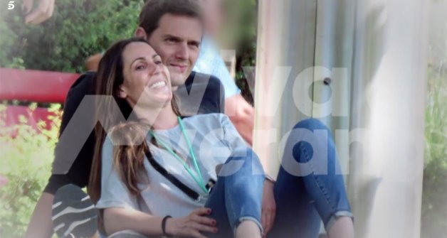 Malú y Albert Rivera, muy acaramelados en un parque. Imágenes de Viva la vida.