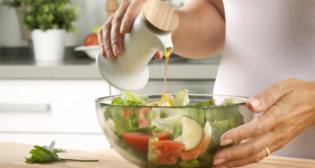 Comer verde a diario. Las hortalizas de hojas (lechuga, espinacas, canónigos) benefician el corazón y el cerebro. Quien las toma de una a dos veces al día tiene más memoria y menos hipertensión e infartos.