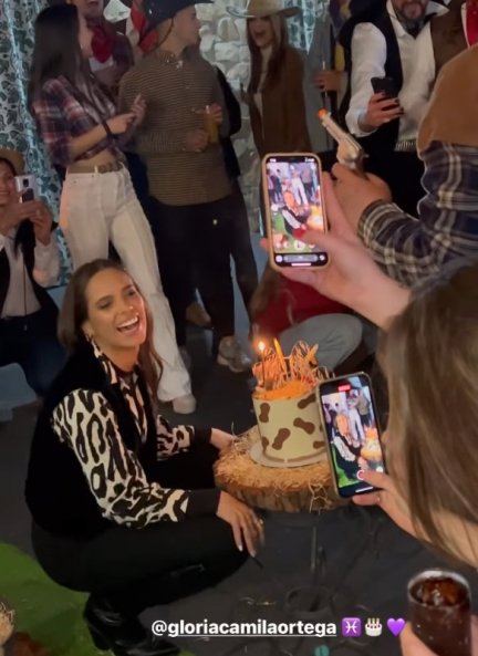 Gloria Camila sopló las velas muy sonriente (@violeta_mangrinyan).