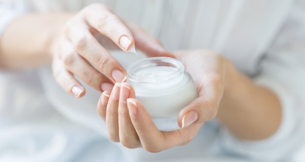 La hidratación es importantísima. Consulta con tu dermatólogo qué productos pueden ayudarte sin irritar tu piel.