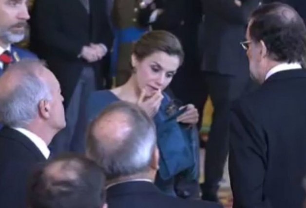  Letizia retocándose el maquillaje durante un acto protocolario.