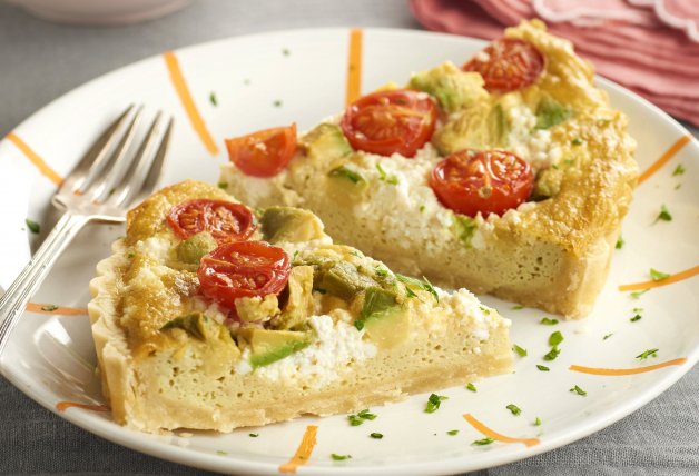 Tarta de aguacate, tomatitos y requesón