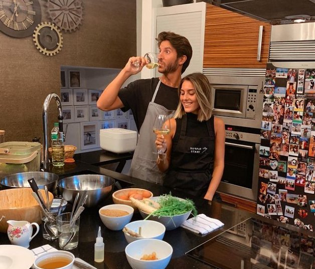 Anna Ferrer y su chico, en la cocina de casa de Paz.