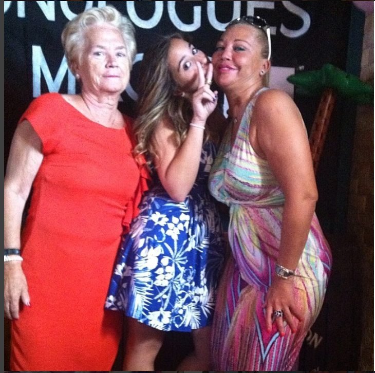 Andrea Janeiro, junto a su madre y su abuela (Foto: redes sociales).
