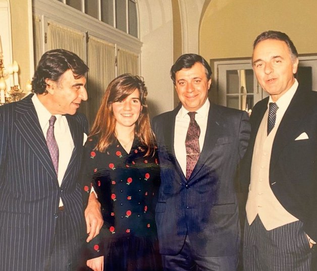 Samantha, de jovencita, junto a su padre y sus tíos.