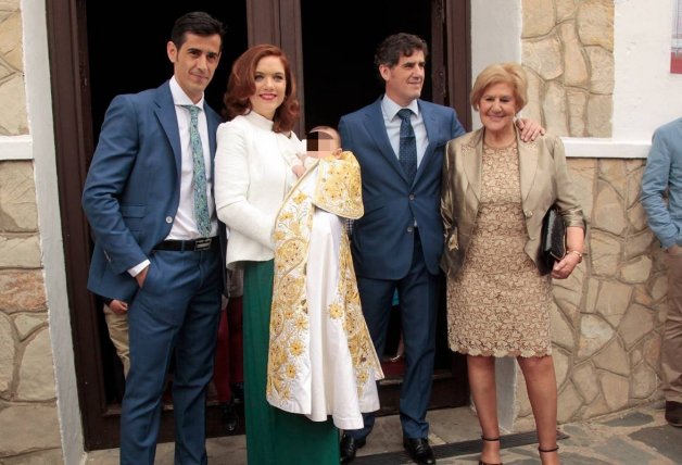 Víctor Janeiro y Beatriz Trapote en el bautizo de uno de sus hijos junto a Humberto y Carmen Bazán.